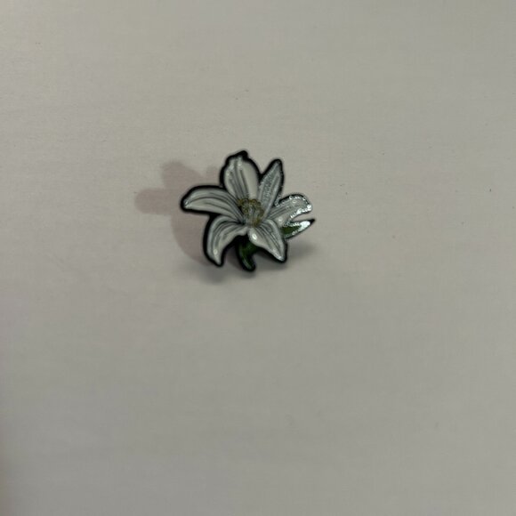 Boston Scally The Sunday Cap Hat Pin Easter Lily Flower Enamel Rubber Backed - Picture 1 of 2